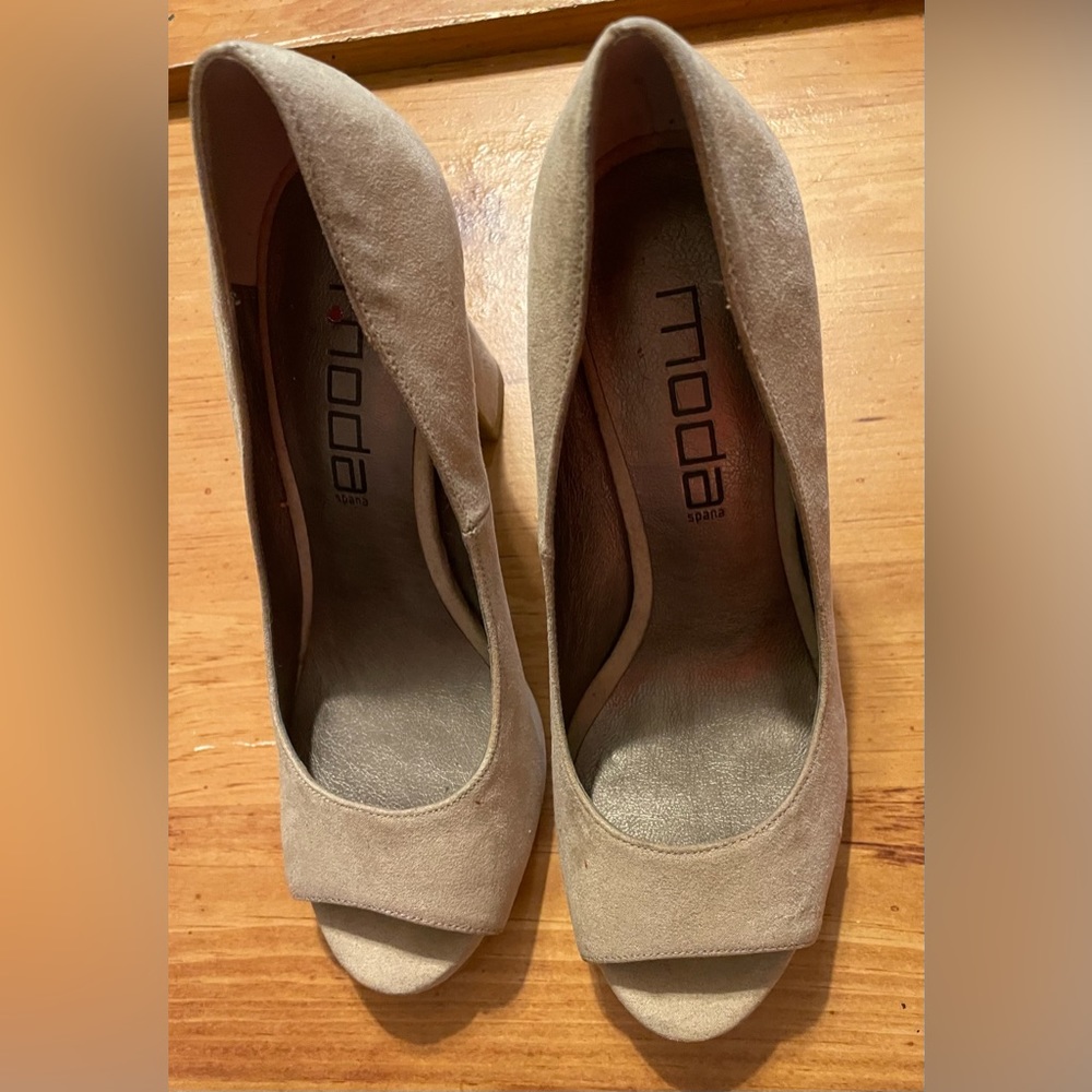 MODA Spana Sz-6 beige open toe heel pumps